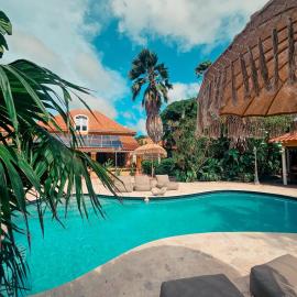 Coconuts Tropical Boutique Hotel Curaçao, hotel in Willemstad