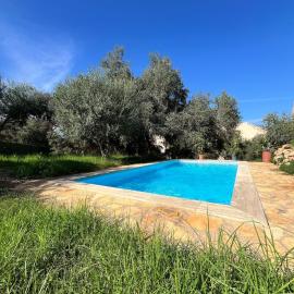 Chalet climatisé, piscine et barbecue, hotel em 'Aïn Benian
