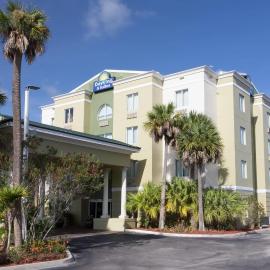 Days Inn & Suites by Wyndham Fort Pierce I-95، فندق في فورت بييرس