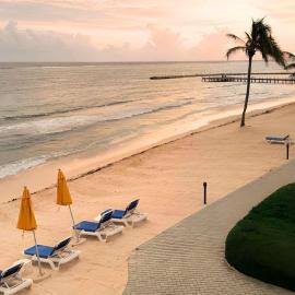 Oceanfront Paradise East End 2BR Oceanview Condo, Pools, Beach & Resort Amenities, ξενοδοχείο σε East End