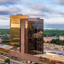 DoubleTree by Hilton Hotel Dallas Campbell Centre、ダラスのホテル