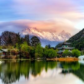 Frida's Inn 佰茂中式庭院花园美宿 – hotel w mieście Lijiang