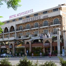 Monoberge Hotel، فندق في جبيل