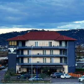 Hotel Verzaci, hotel u gradu 'Rinas'