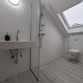 Spacious Condo w Terrace & Piano, hotel sa Sesvete
