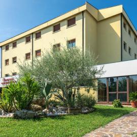 Hotel Castello Artemide Congressi，位于圣彼得罗-泰尔梅堡的酒店