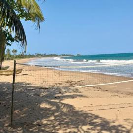 Hideout Lodge، فندق في Butre