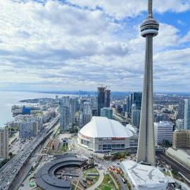 CN Tower and Lake View 1 Bedroom Condo in Downtown Toronto, hotel en Toronto