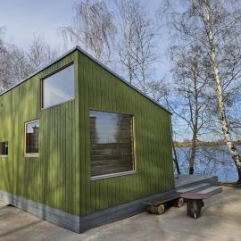 Piestātne Riverside Cabin with Sauna, Hot Tub & Private Pier, hotelli kohteessa Katlakalns