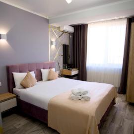 Hotel Paris & SPA، فندق في كيشيناو