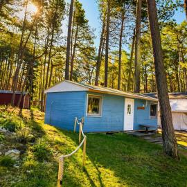 Camping Standard Bungalow Ferienwohnung auf Rügen - bis 5 Personen - nur 100m zum Naturstrand - mitten im Wald - Familien und Hunde herzlich willkommen - Feriensiedlung Schwalbennest, hotel Dranskéban