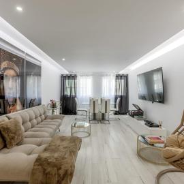 Spacious 3-bedroom condo near Lisbon Airport, hotel in Lisbon