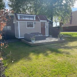 Op zoek naar een leuke overnachting Te huur Prachtig Tiny House De Hutte, hotell i Siddeburen