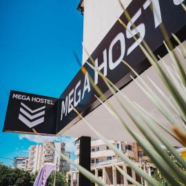Mega Hostel, ξενοδοχείο στους Αγίους Σαράντα