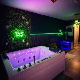 Ô Spa Privatif - Luxury Suite - JACUZZI-SAUNA-NETFLIX-FISHSPA-SERVIETTES-PEIGNOIRS-SANDALES-CAFE, hotel em Morlanwelz-Mariemont