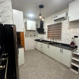 Executive 4 Bedroom Duplex with Cinema at Peter Odili, hotelli kohteessa Port Harcourt
