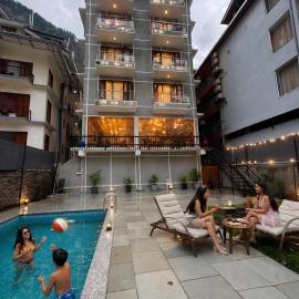 Hotel Asiia Holiday with Swimming Pool -Central Heated and Air Cooled, Near mall road, hotel v destinácii Kasol