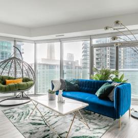 Stylish 2BRs, 2 Bath Entire Condo, Free Parking!, hotel Torontóban