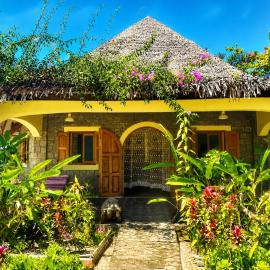 VILLA LA RUCHE - Îles aux Nattes - Plage & Jardin Tropical, Hotel in Sainte Marie