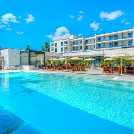 Hotel Alkar - Family Friendly Hotel with Pool in Sinj, Dalmatia, viešbutis mieste Sinis