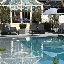 Boutique hotel Het Bloemenhof، فندق في Dudzele
