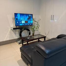 island payless private room، فندق في نادي