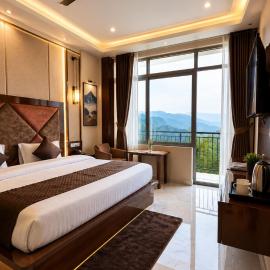 Hotel Himalayan Heaven - A Most Luxury & Best Mountain View Hotel In Mussoorie By lilly، فندق في موسوري