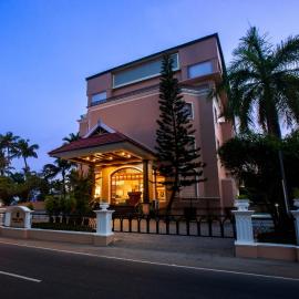 Holiday Hotel, hotel in Cherai Beach
