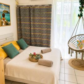 Studio cosy à Bas-du-Fort, отель в городе Ле-Гозье