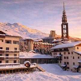 Alpeen Hotel، فندق في ليه مينوير
