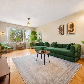 Family-Friendly 3BR Bungalow by Chinook Mall, hotelli kohteessa Calgary