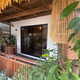 Bungalow Garden at Zhayas Beach & Cottages, hotel em El Nido