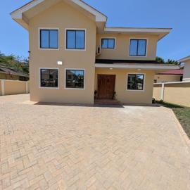 Spacious 3BR, Minutes from West Hills Mall, hotel din Tokuse