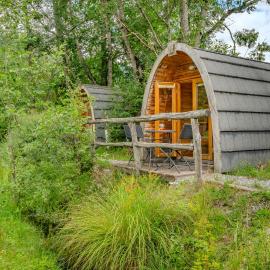 Cozy Lake Pod with shared bathroom near Gstaad, hotel di Zweisimmen