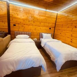 اكواخ السوسنة السوداء, hotel em Umm al Manābī‘