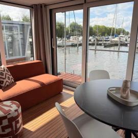 Glamping Houseboat, hotel v destinácii Dinteloord