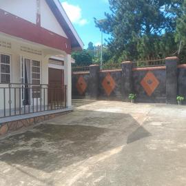 Spacious 3bdr house in secure Entebbe compound, hotel di Entebbe