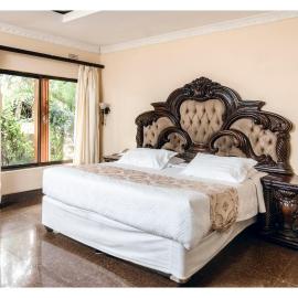 Leon's Lodge, מלון בChoma
