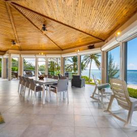 Peaceful Ocean Front Beach House in Bodden Town, hotel sa Bodden Town