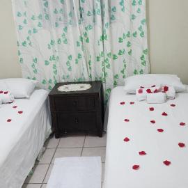 Hilltop View Guesthouse, hotel v mestu Castries