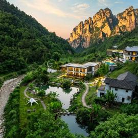 Floating Peaks Lodge-English Services-Near the Ticket Gate, hotell i Zhangjiajie