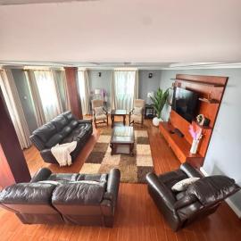 Akright 4 bedroom Family Home, hotel di Bwebajja