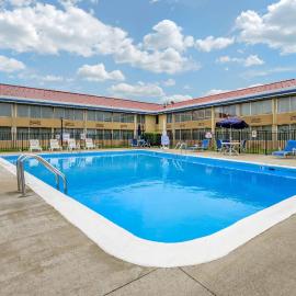 Econo Lodge Inn & Suites Triadelphia - Wheeling, hotell i Triadelphia