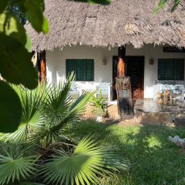 African inspired one bedroom cottage, hotel in Diani Beach