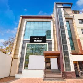 Townhouse Z Square Mall Formerly The Mall Road Inn, hotel en Kānpur