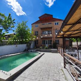 Dilijan Rest - Comfortable rooms & Pool, hotel v destinaci Dilidžan