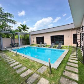 Villa Oasis - 3 Bedroom Villa, hotel en Kribi