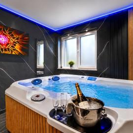 Luxor - Private Jacuzzi Boulevard Suites, hotel i Sibiu