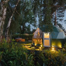 Unique glamping Prague with private hot tub, hotel di Praha