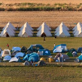 NIBIRU OFFICIAL ACCOMMODATION LUNR Camp, хотел в Костинещи